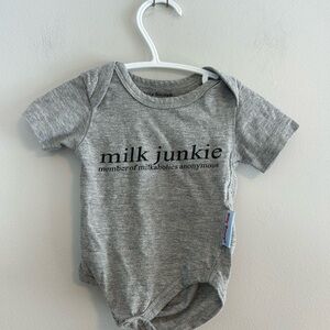 Silly souls 0/3m grey "milk junkie" short sleeve Onesie